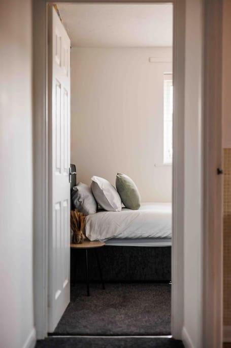 2 Bedroom House-Driveway - Bournemouth Hospital - Long Stay Discounts - Lima Apartments Ltd Εξωτερικό φωτογραφία