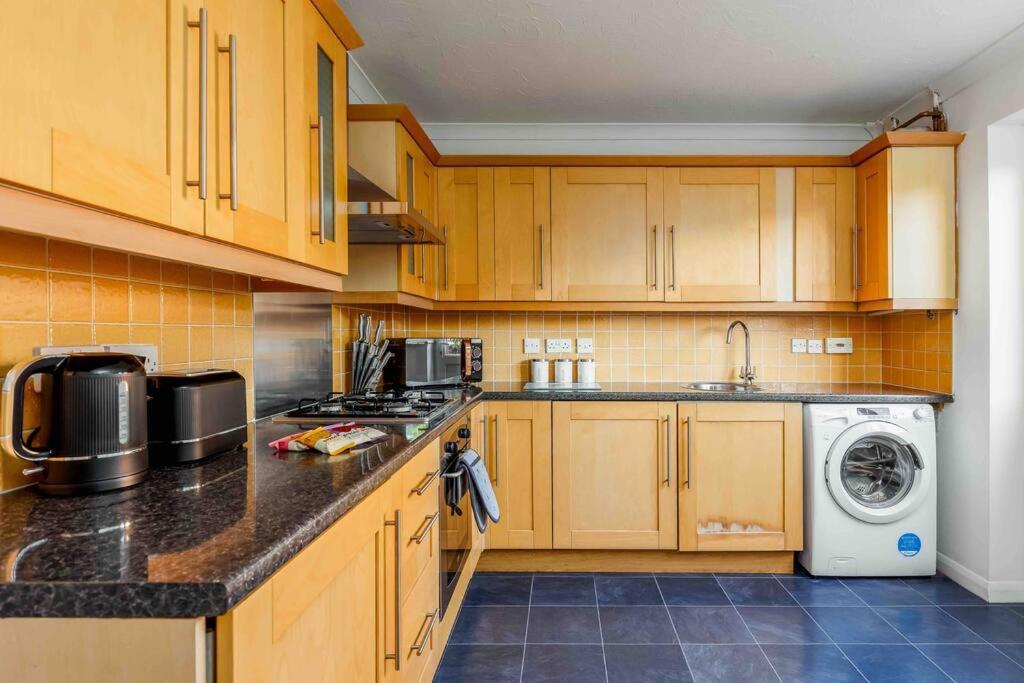 2 Bedroom House-Driveway - Bournemouth Hospital - Long Stay Discounts - Lima Apartments Ltd Εξωτερικό φωτογραφία
